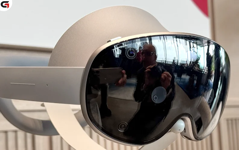 Samsung and Google Unveil AI-Powered Galaxy XR Headset to Rival Apple